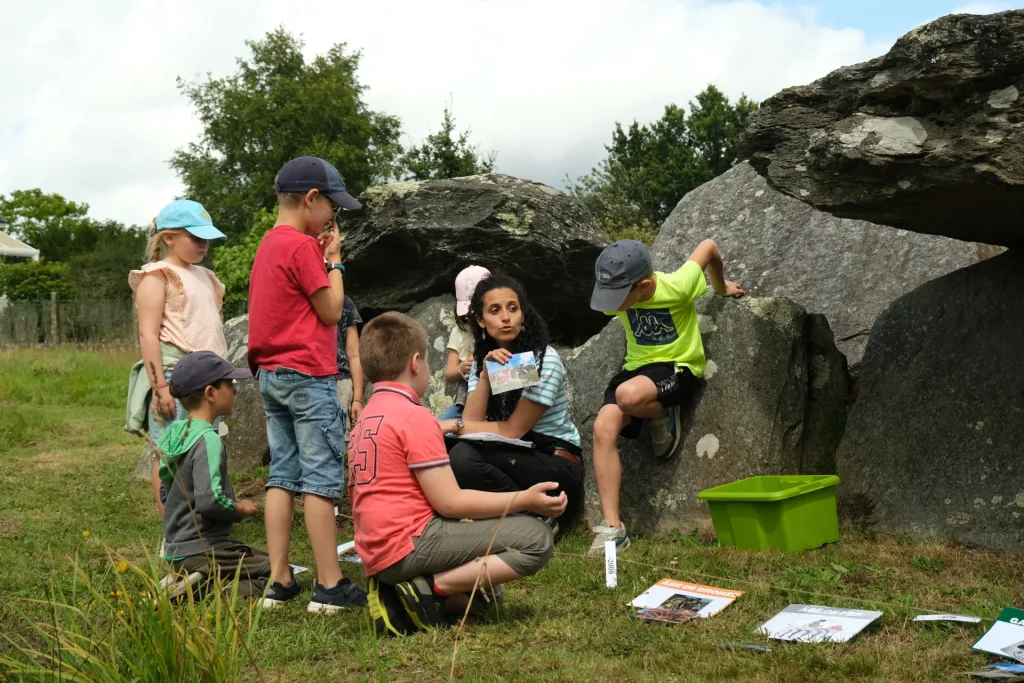 Visite enfants mégalithes Cléguérec Office de tourisme